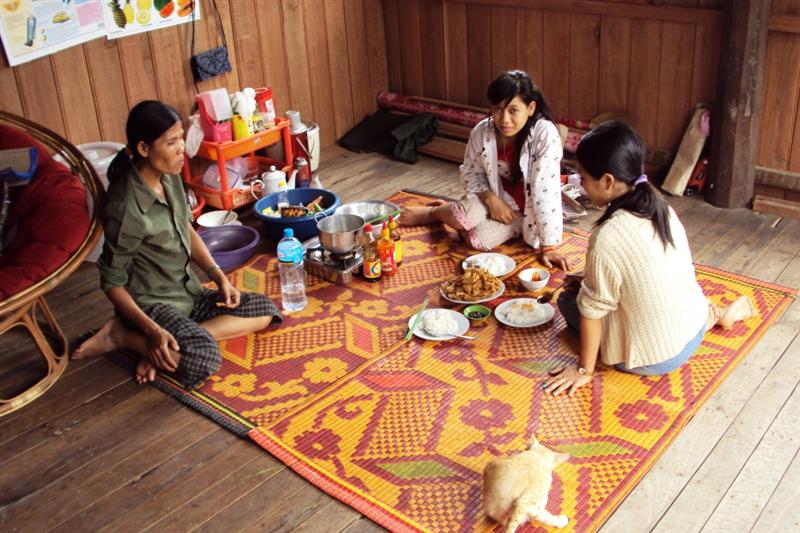 khmer eating habit, eating on the floor